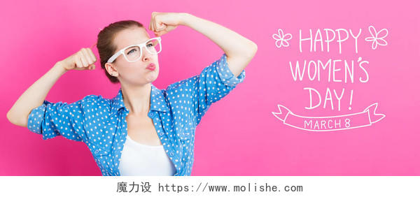 女性日文本与快乐的年轻女子在粉红色的背景